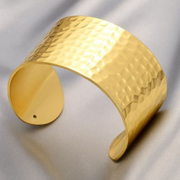 Браслет жёсткий титановая сталь напыление золотом 1J12202CJJ Браслет жёсткий титановая сталь напыление золотом 1J12202CJJ