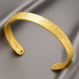 Браслет жёсткий титановая сталь напыление золотом 1J12204CJJ Браслет жёсткий титановая сталь напыление золотом 1J12204CJJ