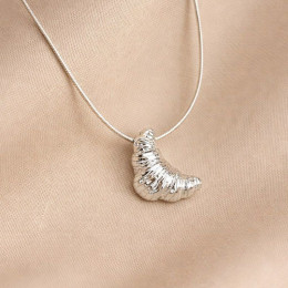 Серебристая Цепочка с кулоном в форме круассана 1J12394CJJ Серебристая Цепочка с кулоном в форме круассана 1J12394CJJ