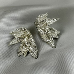 Серебристые фактурные серьги-пусеты Листья из ювелирного сплава 1J11733CJJ Серебристые фактурные серьги-пусеты Листья из ювелирного сплава 1J11733CJJ